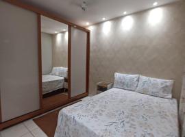 Apartamento com AR Condicionado, Condomínio aconchegante com piscina 2 Qts, familiehotell i Serra