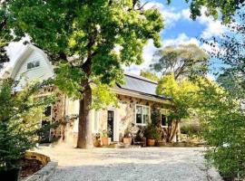 Pine Cottage Stirling 1920s stone house big garden, hotel sa Stirling