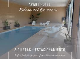 APART HOTEL RIBERA DEL BARADERO pileta climatizada, hôtel avec piscine à Baradero