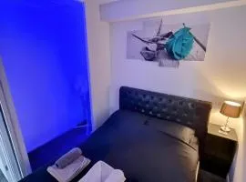 Sleek & Stylish - E15 Apartment With Parking