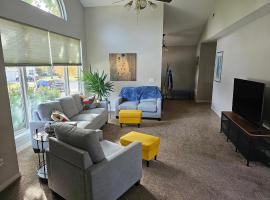 Fully furnished home with lots of natural lighting and personal office space, sumarhús í Fayetteville