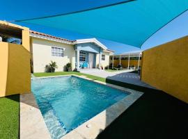 The Gold Vacation Villa, hotel in Santa Cruz