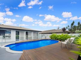 Cute beach house - with pool close to the beach, hotel in Parrearra