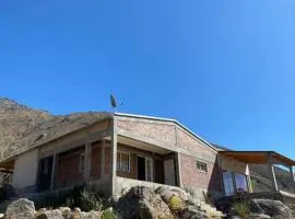 Casa en la montaña con gran vista al valle y lago
