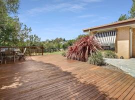 Scenic Serenity Large Family Home in Geelong, hotel in Geelong