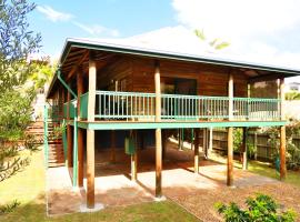 Beach house, Pet friendly large secure yard, Adjacent to beach, holiday home in Buddina