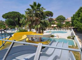 Joli Logement Climatisé 6 personnes Joli Camping à Agde: Agde şehrinde bir otel