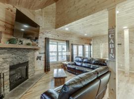 Fantastic Family Cabin w Firepit โรงแรมในคลีฟแลนด์