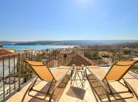 Holiday home with a beautiful sea view - Kate****, hotel in Čižići