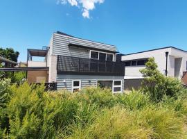 Townhouses by the Beach: Thirroul şehrinde bir otoparklı otel