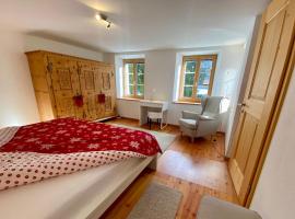 Engadin Holidays ch - Chasa 32 in Guarda: Guarda şehrinde bir otoparklı otel