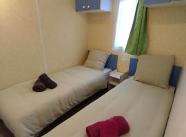 Mobil-home Côté Mur, hôtel à Holque