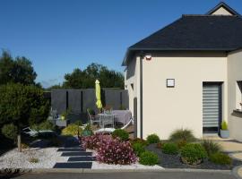 Gîte La Lancieutine Proche Plages 4 Personnes, cheap hotel in Lancieux