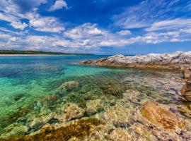 Bonora Suites with Sharing Living room and Kitchen, ξενώνας σε Tortoli