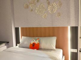 Newly renovated apartement @ collins boulevard, hotel in Warungmangga
