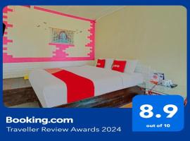 Viesnīca ar autostāvvietu Super OYO 3208 Villa Inn App Trawas Bintaro Syariah pilsētā Kemloko-gede