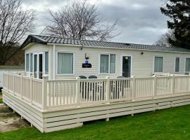 Beautiful Static Caravan Hoburne Devon Bay, hotel in Paignton