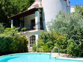 Bastide provençale climatisée - piscine privée โรงแรมในเวอแนลส์