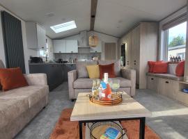 Honeycomb Lodge - Holiday Home 5 min from Padstow, villa in Padstow