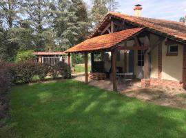 Chalet cozy au milieu des bois, hotel dengan parking di Ménestreau-en-Villette