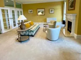 Picturesque Thameside Apartment