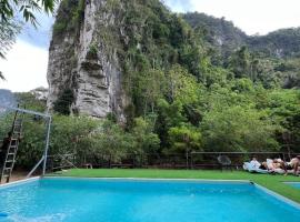 Mountain View Party Hostel, hotel na may pool sa Ban Chong Phli