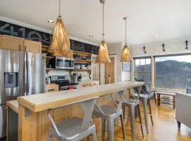 Misty Mountain Hideaway Under New Management, Hot Tub & Mountain Views