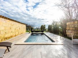 Vacation home with swimming pool and vineyard view, hotell i Montagne