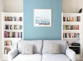 Charming Character House in Beautiful Neighborhood, k&aelig;ledyrsvenligt hotel i Belfast