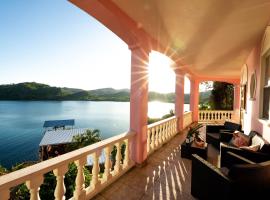 El Palacio Rosa on Blue Lagoon 3BR Beachfront Suite on pristine & quiet bay w incredible views, holiday rental in Arrozal