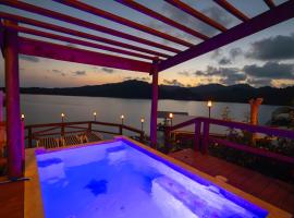 El Palacio Rosa on Blue Lagoon 2BR Beachfront Suite on pristine & quiet bay w incredible views, apartment in Arrozal