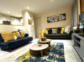 Large Cosy 2 bedroom Apartment in Stevenage SG1 Sleeps 5: Stevenage şehrinde bir daire