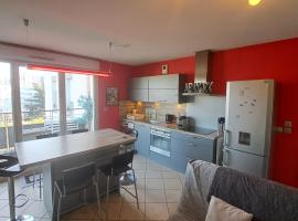 Appartement cosy 3 pièces avec garage privatif, family hotel in Saint-Priest
