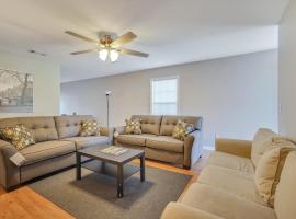 Charming Gray Home- 5 mins from GSU!, vacation rental in Statesboro