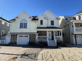 Stunning Lagoon Front Home In Beach Haven West, place to stay in Manahawkin