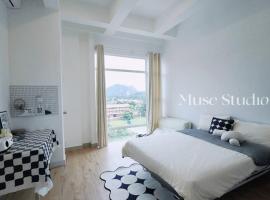 Muse Studio @CBD with pool, hotel din Gua Musang