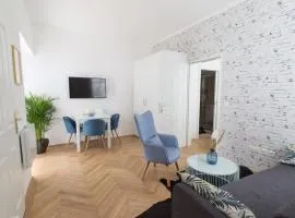 josef's home I Studio in Prime Location I Patio