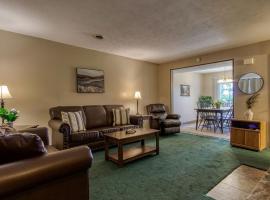 Pool-Pinecrest Townhomes-1KING 2BUNK UNIT, hotel en Pigeon Forge