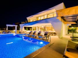 Villa Yana, indoor Heated Pool, Sauna, Turkish Bath, Cinema Room, Real Luxury, hotel u gradu Kalkan