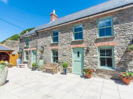 Min y Don, stone cottage by the edge of the sea, Llangrannog, hotel in Llangrannog