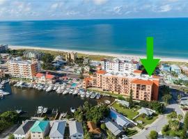 Gulf Coast Gold Private Condo - 2bed, 2bath, Sleep 6, Across Street from Beach, Balcony Views Of Sunsets, Beach & Gulf, Pool, Gym、セント・ピート・ビーチのホテル