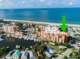 Gulf Coast Gold Private Condo - 2bed, 2bath, Sleep 6, Across Street from Beach, Balcony Views Of Sunsets, Beach & Gulf, Pool, Gym