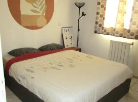 Chambre agréable dans une maison avec un grand lit, B&B/chambre d'hôtes à Nîmes