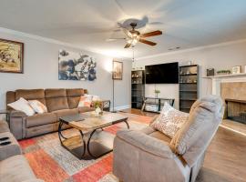 Spacious Snellville Home about 28 Mi to Atlanta!，斯內爾維爾的Villa