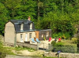 Maison accueillante à Bléré avec cheminée et terrasse, Hotel in Bléré