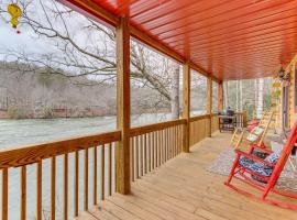 Toccoa Waterfront Hideaway Hot Tub and Fire Pit!, hotel v destinaci Mineral Bluff
