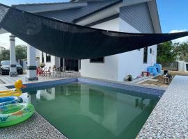 Homestay PCB Villa MamaKaya، بيت عطلات شاطئي في Kota Bharu