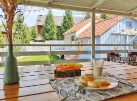 HYGGE HOME уютный коттедж с террасой и баней для проживания нескольких семей, holiday rental in Besqaynar