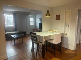 Appartement près du Métro, hotel v destinaci Laval