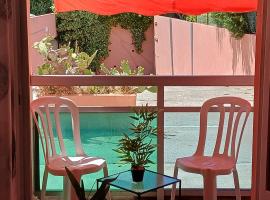 Studio meuble bord de mer: Bormes-les-Mimosas şehrinde bir otel